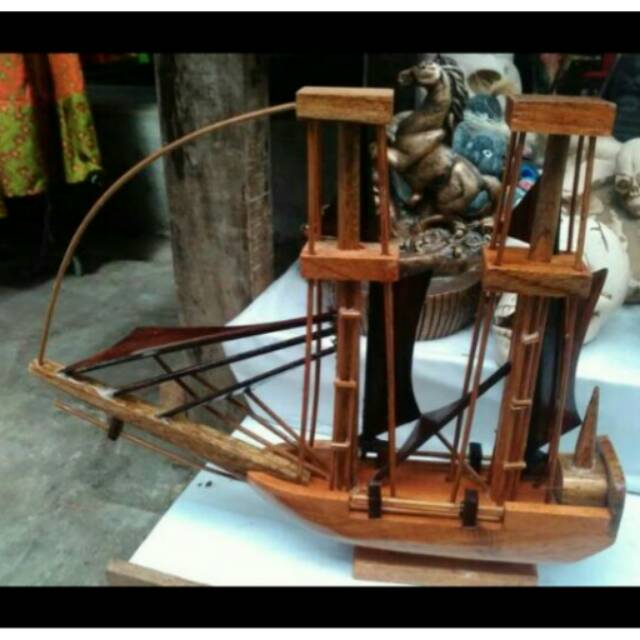 Miniatur Kapal dari Kayu