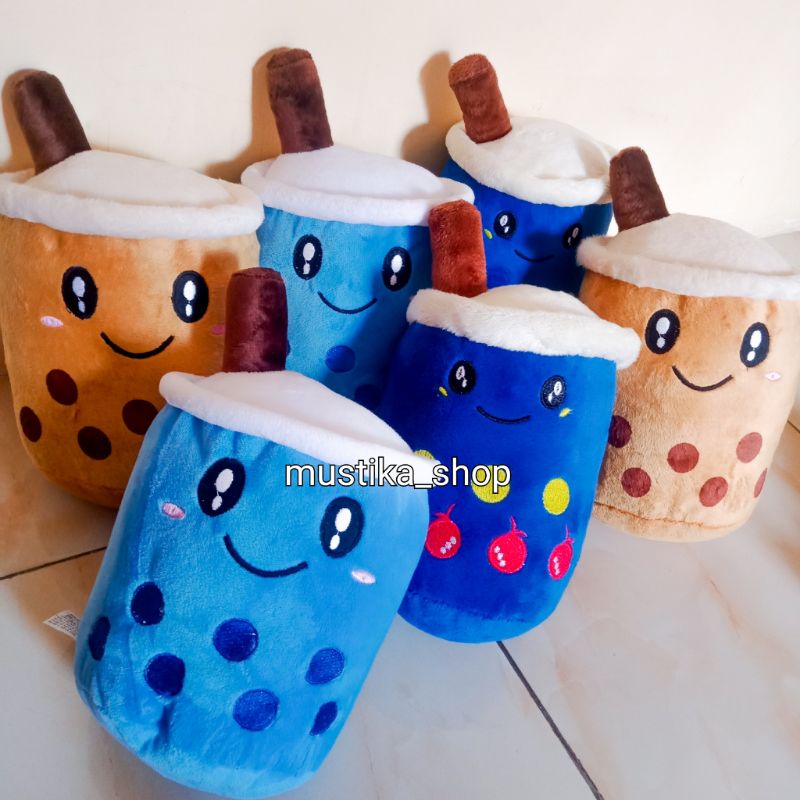 Boneka Boba mini halus dan lucu.