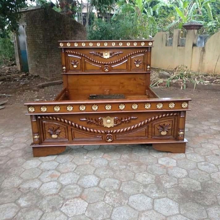 Dipan Tempat Tidur Ukuran No.1 200x180 Bahan Kayu Jati Warna Natural atau Sesuai Permintaan Pembeli