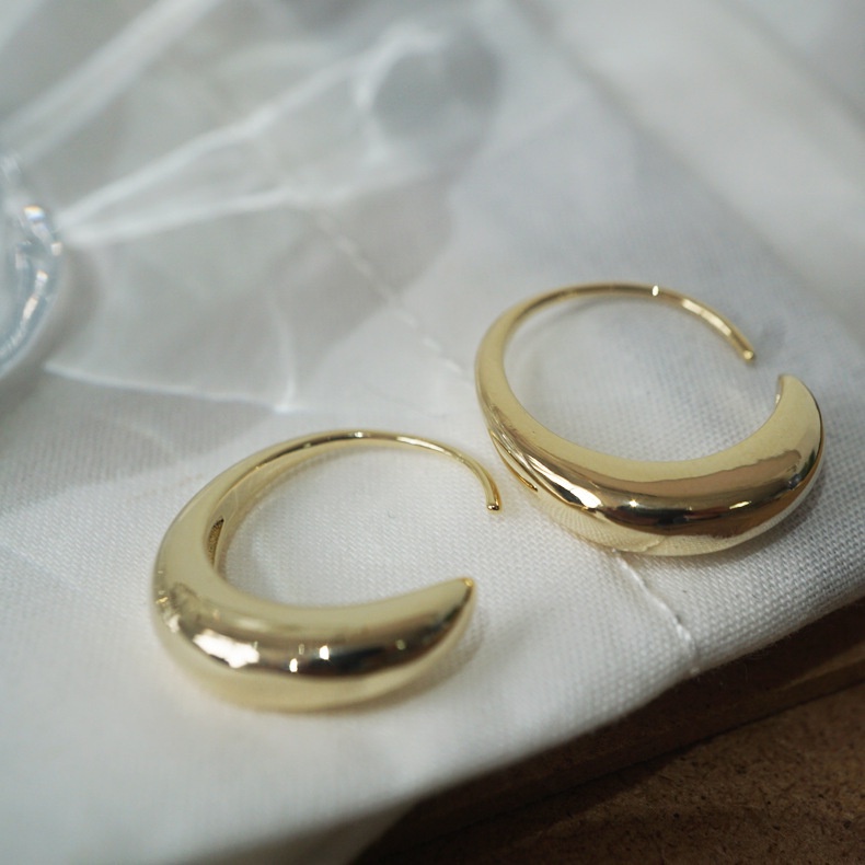 Anting Bentuk C Bahan Metal Warna Emas Gaya Vintage Korea Untuk Hadiah