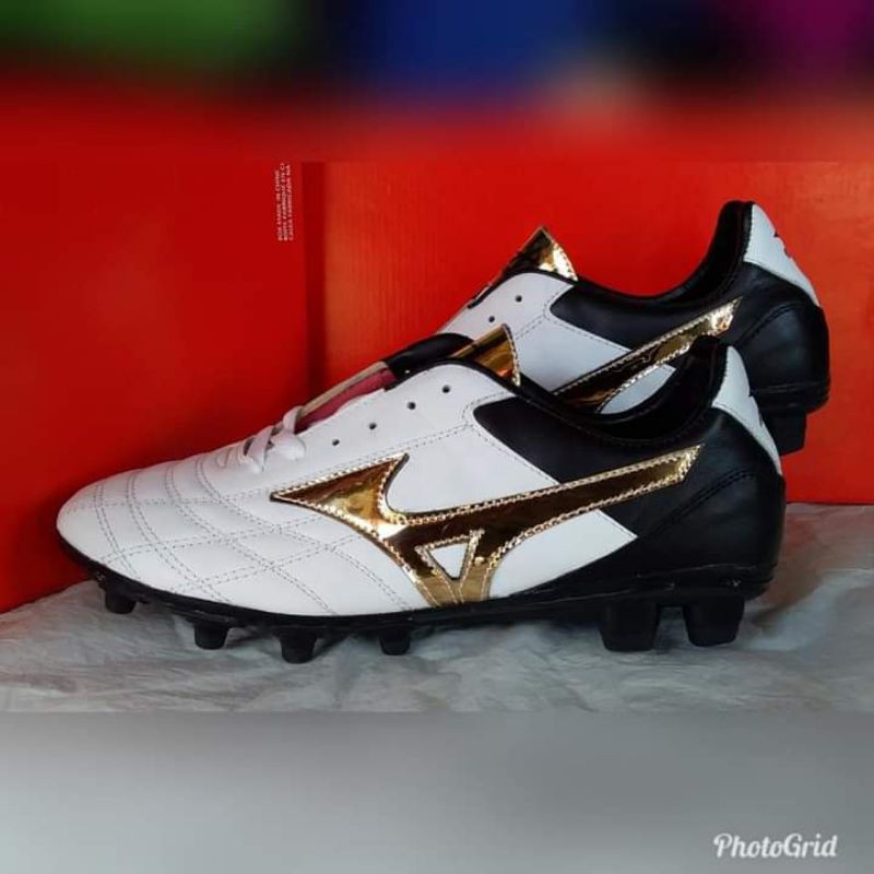 Sepatu sepak bola Mizuno kulit