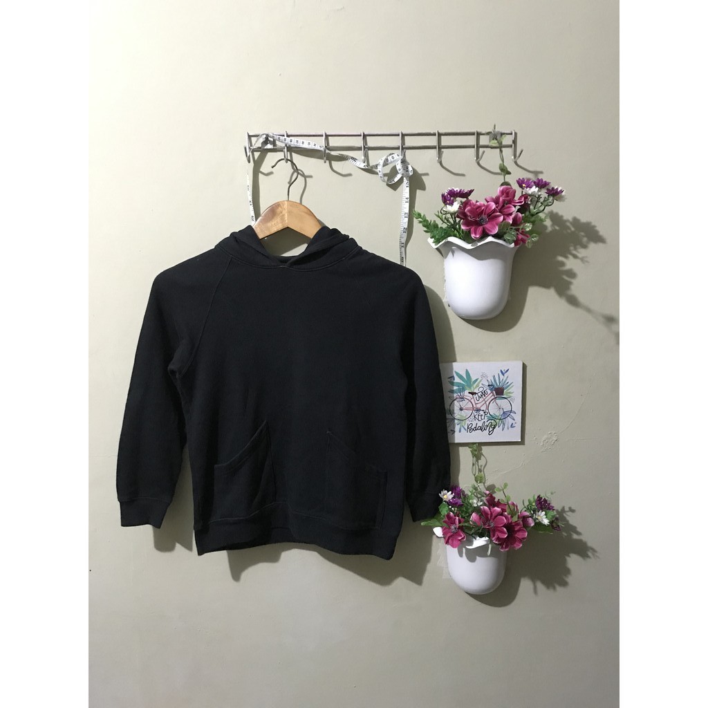 Hoodie Uniqlo warna hitam