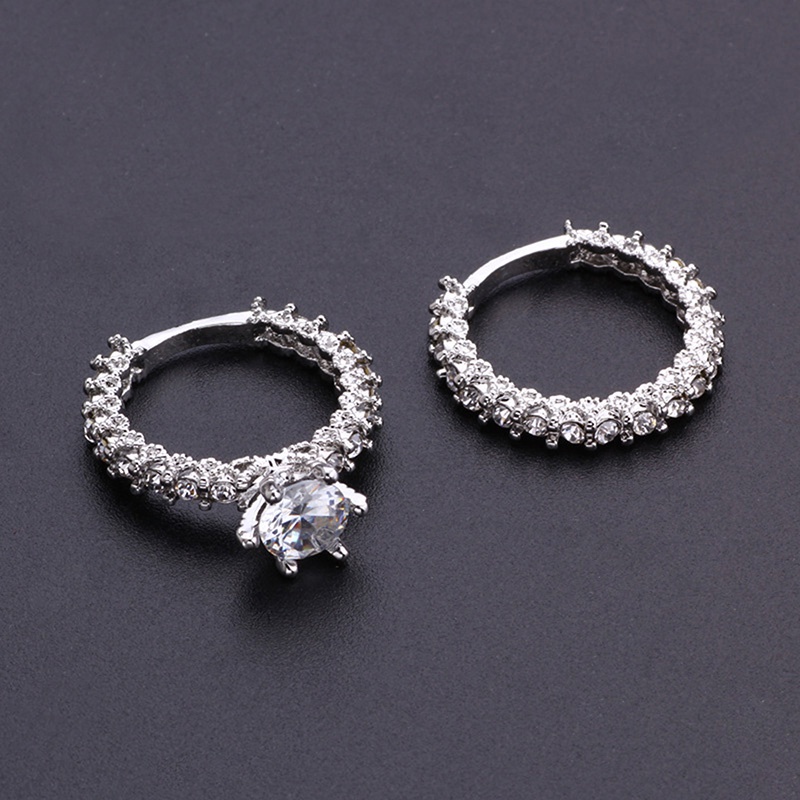 Fancyqube 2pcs / Set Perhiasan Cincin Berlian Bulat Enam Cakar Gaya Eropa Dan Amerika Untuk Pernikahan Wanita