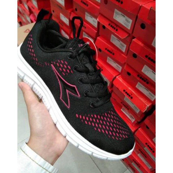 NWW Sepatu Diadora Illasi Black Pink .