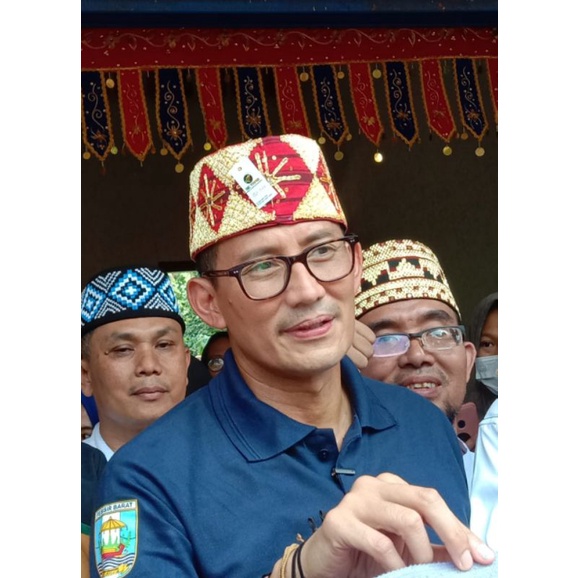 [COD] PECI TAPIS KRUI LAMPUNG SANDIAGA UNO MENTERI PARIWISATA PECI TENUN