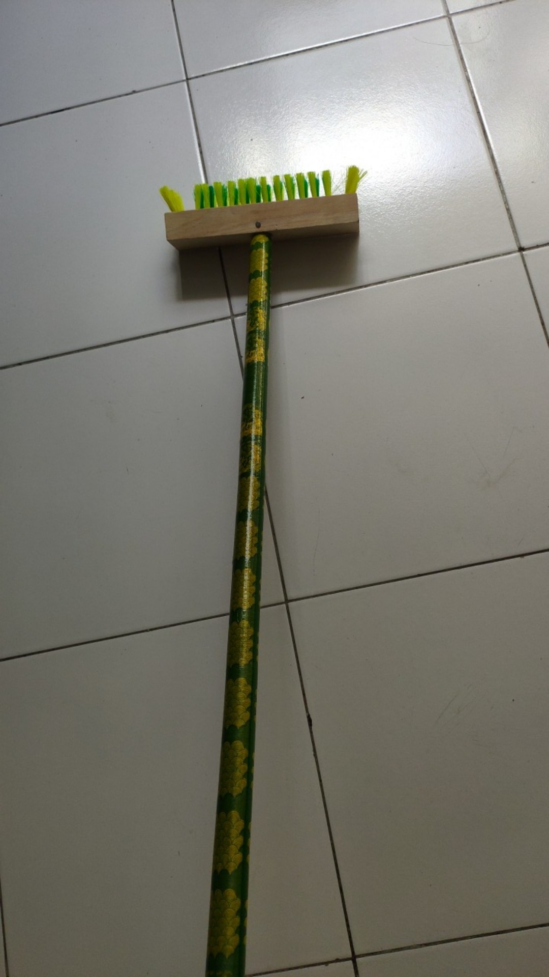 Sikat Kamar Mandi Gagang Kayu Panjang