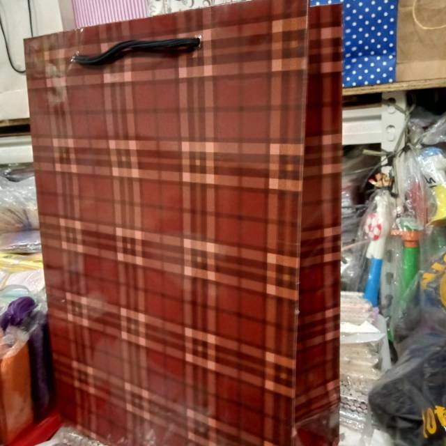 

Paper bag polio motip kotak kotak isi 12 pcs terlaris dan termurah