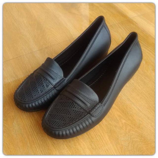 Sepatu balet karet hitam perempuan