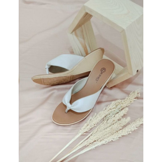 Wedges Kulit Wanita