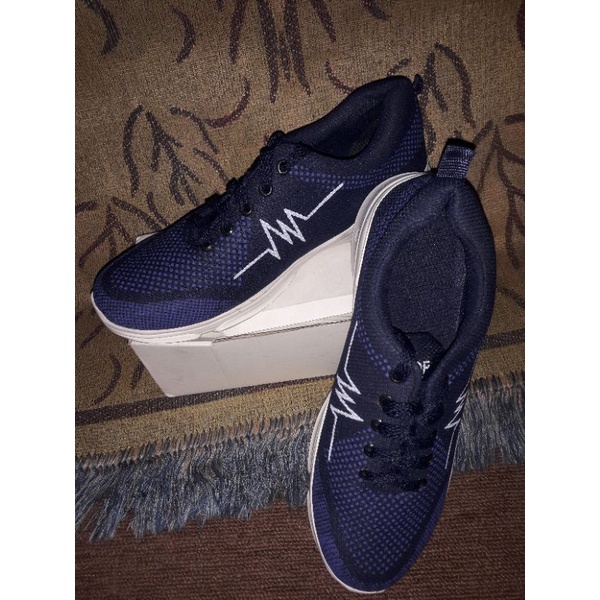 sepatu sneaker pria/wanita keren