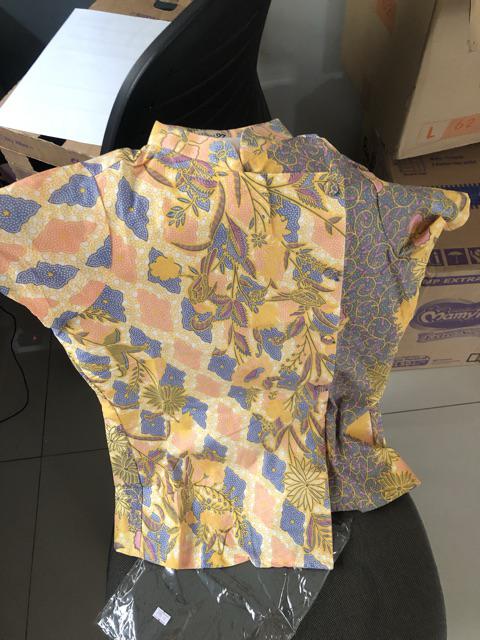 Batik Repose27 Batik Wanita Blouse Kombinasi Asimetris Shanghai Kerja Modern Pastel Kuning