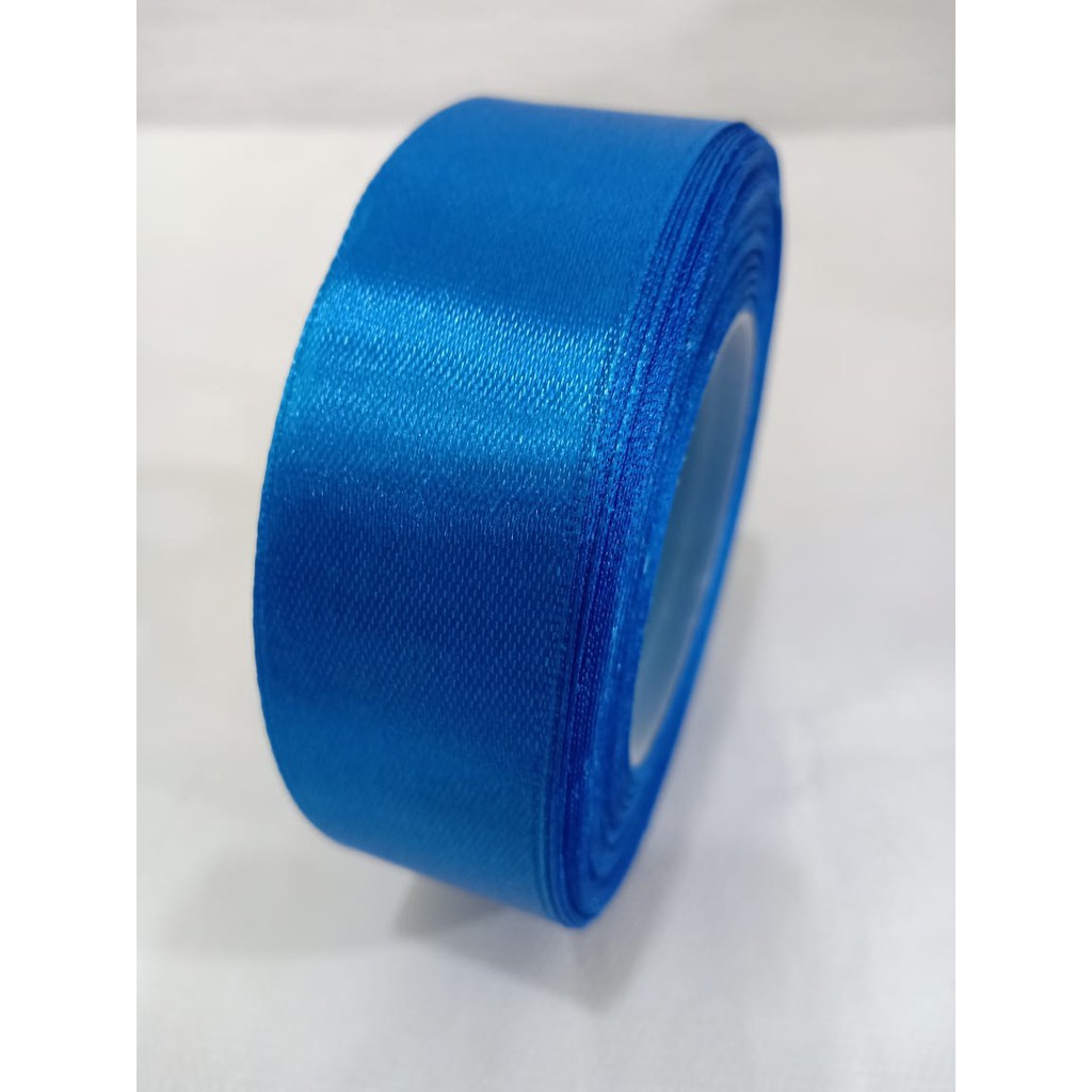 

Pita satin biru benhur 1 inch / 2.54 cm Per roll
