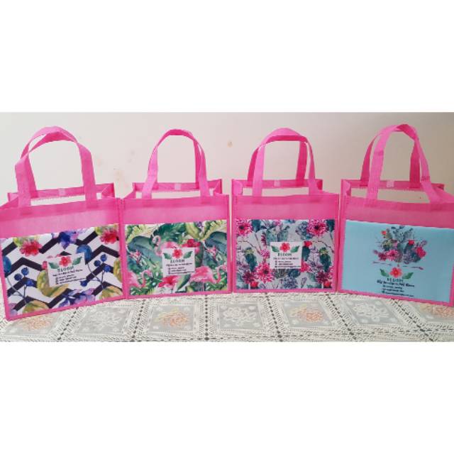 

Tas souvenir transparant dengan kantong depan