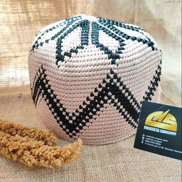 Kopyah rajut dua warna mahkota surgawi