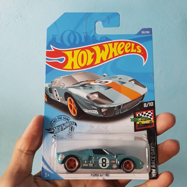 Paket hotwheels th$ Ford-GT40 & R32