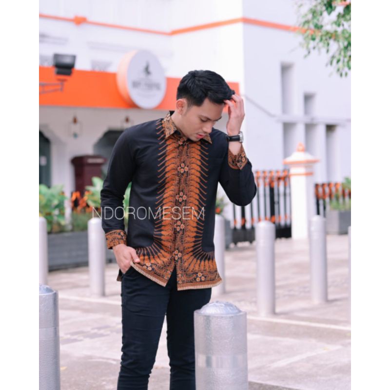 Kemeja Batik PREMIUM Warna Hitam Batik Exclusive NdoroMesem Bahan Katun Baturaden Reguler Fit B112