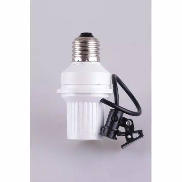 Fitting lampu sensor otomatis menyala pada malam hari