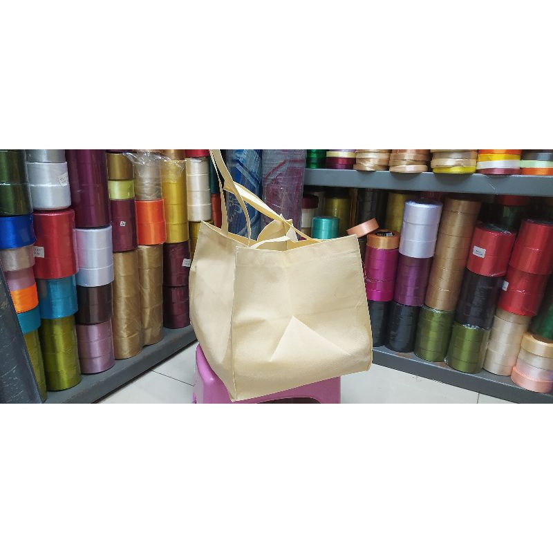 

tas spunbond buat bento besar jahit isi 12 pcs ukuran 36*26*27