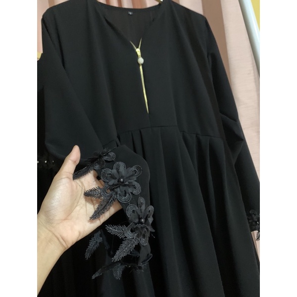 NAURA ABAYA (Hanya renda bunga di tangan)