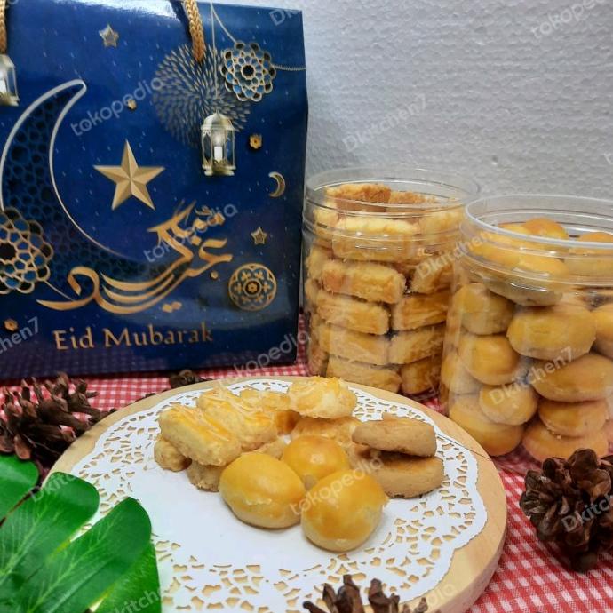 

Paket Hampers Lebaran Kue Kering Isi 2 Jar 500 Ml Sarahasana_