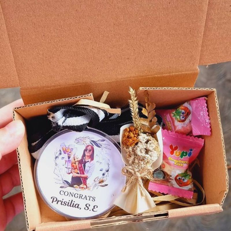 

Hampers Medali Custom & Bunga Edelweiss Kado Hadiah