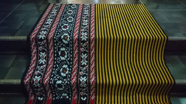 Dress tenun lurik merah