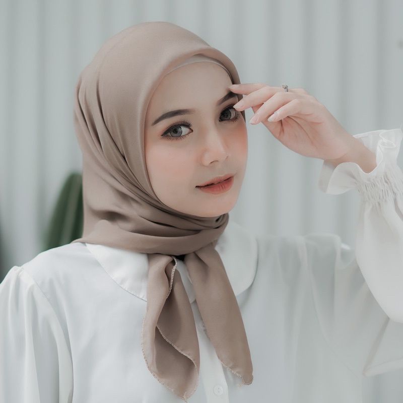 HIJAB SEGI EMPAT BELLA SQUARE