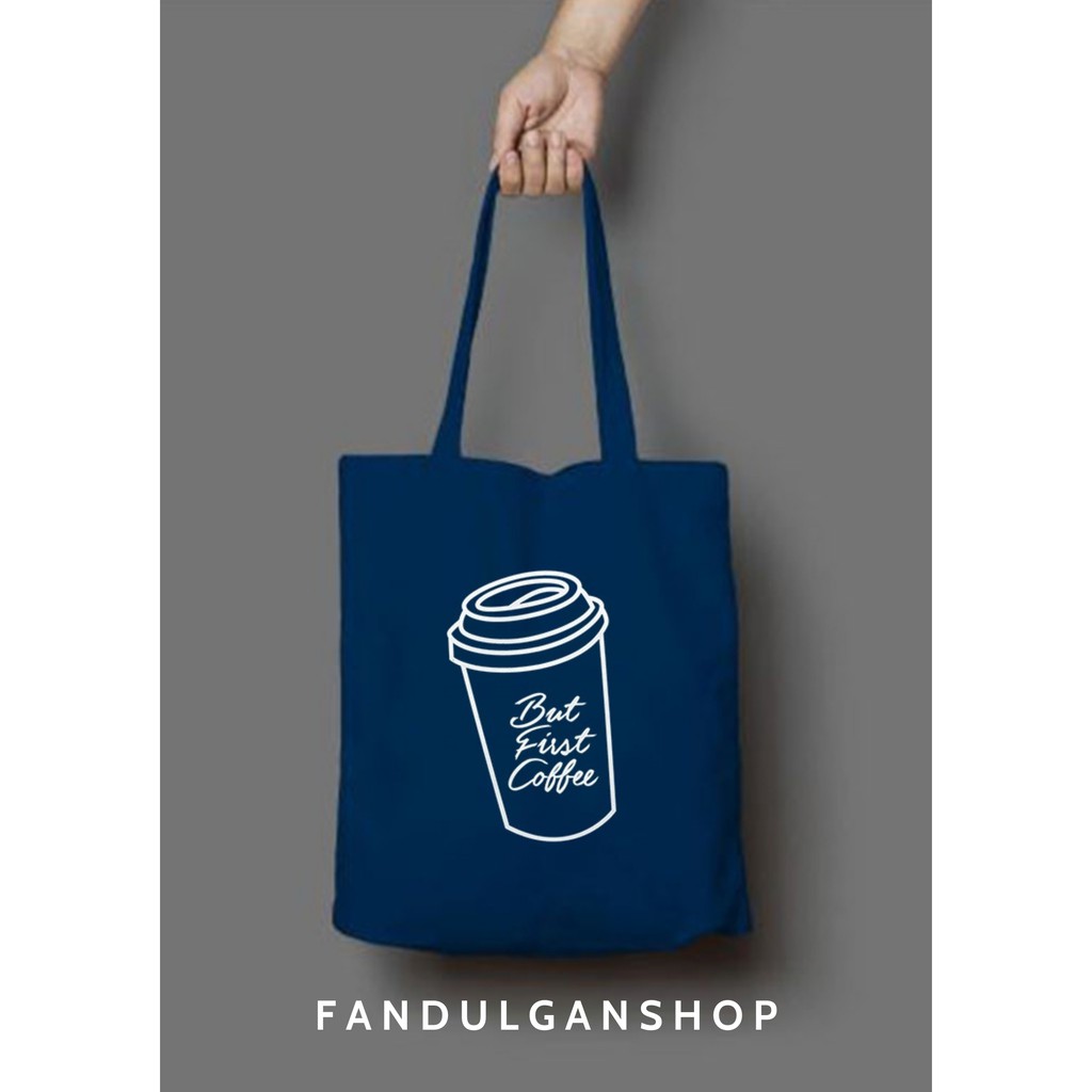 FLASH SALE 7.7 - [RESLETING+MUAT LAPTOP] TOTEBAG MOTIF &quot;BUT FIRST COFFEE&quot; BERBAHAN SEMI KANVAS DENGAN UKURAN 33X38 CM | TOTEBAG BERWARNA HIJAU, MAROON, BIRU NAVY, DAN HITAM | TOTEBAG PRIA/WANITA MASUK LAPTOP