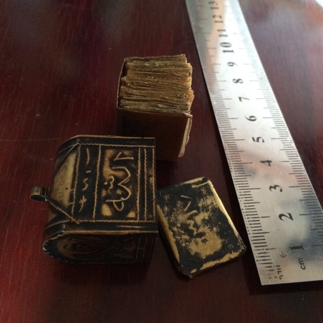 Al Quran Kecil dan Kuno 1,5 Meter