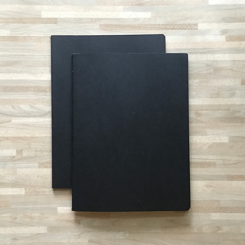 

Buku Notebook Polos Paper Plain Notebook Warna Hitam Ukuran B5 dan Pen Putih 1 Biji