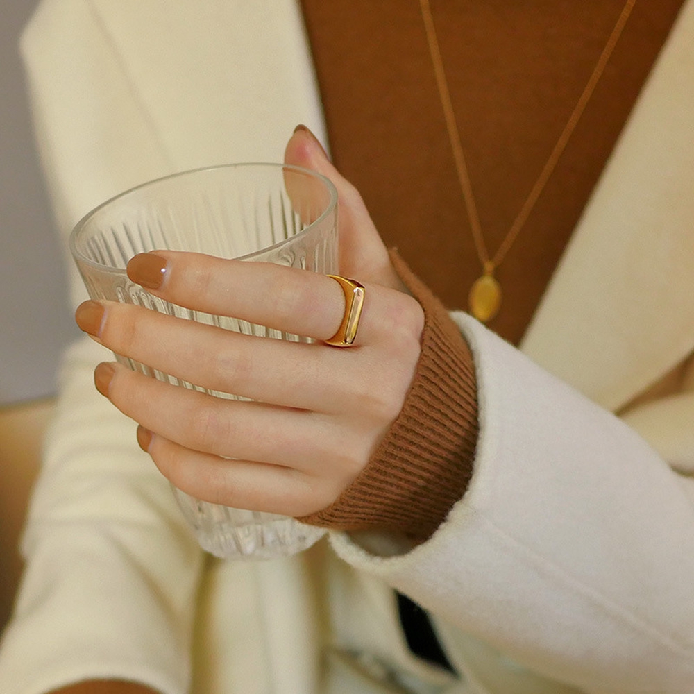 Cincin Titanium Steel Lapis Emas 18K Bentuk Persegi Panjang Gaya Korea Untuk Pria / Wanita