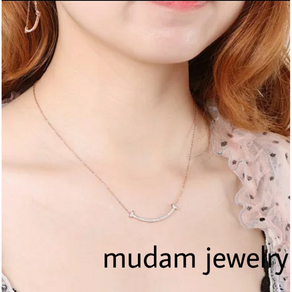 Kalung Titanium Smile Dengan Taburan Diamonds Artifisial Model Elegan