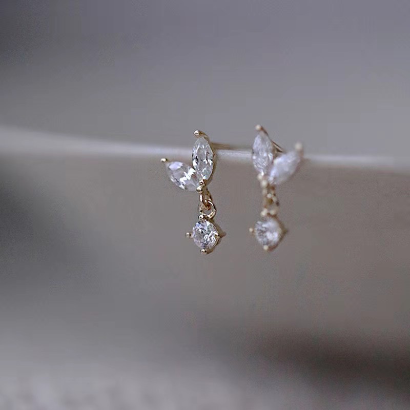 Anting Tusuk Gantung Temperament Desain Daun Hias Zircon Gaya Sexy Untuk Wanita