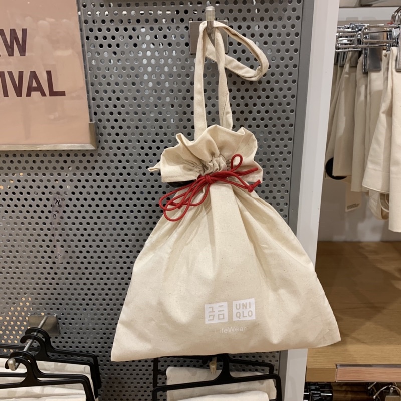 

gift bag uniqlo