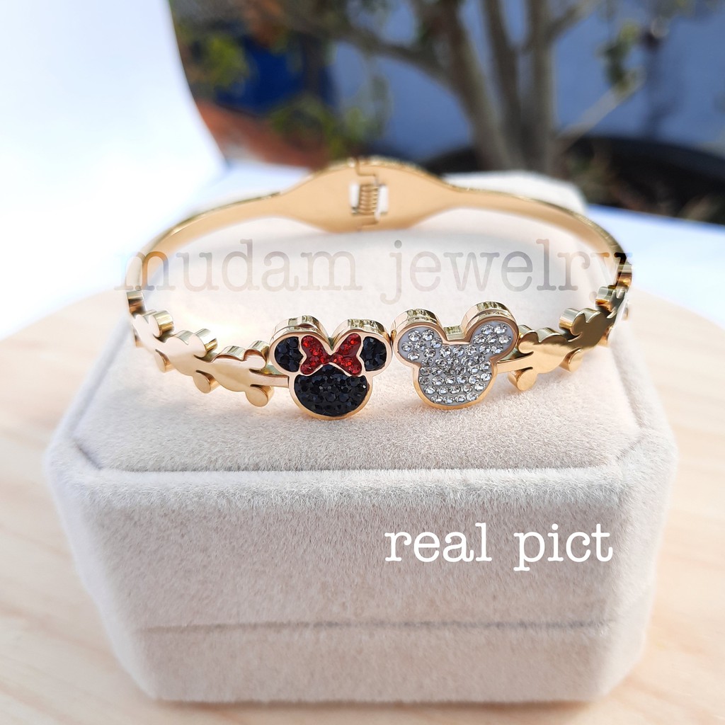Gelang Bangle Titanium mickey dan Minnie Dengan Taburan Kristal Artifisial