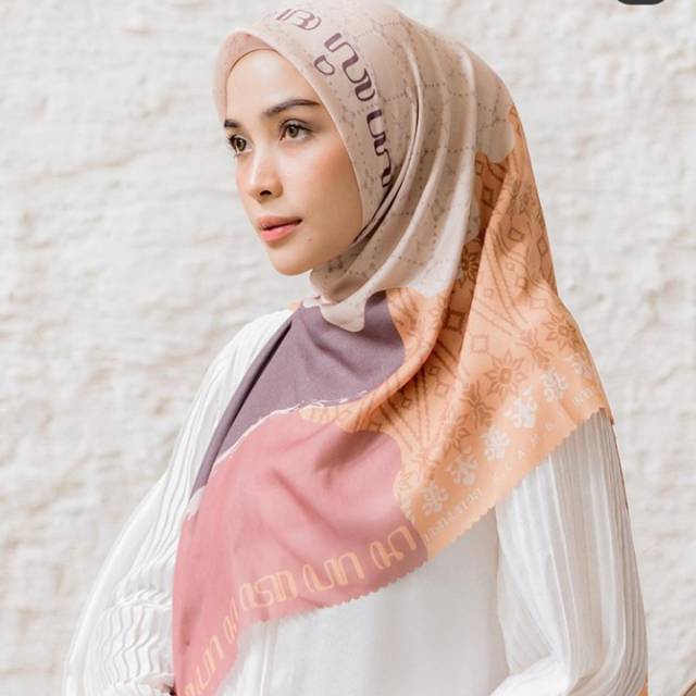 Scarf wearing klamby