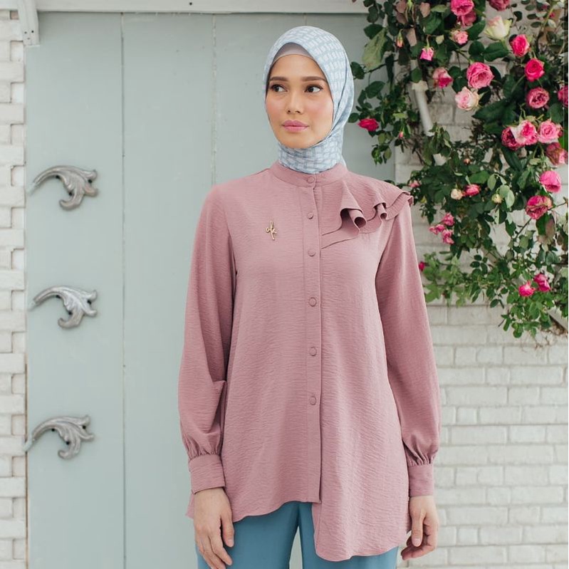 clara blouse wearing klamby preloved