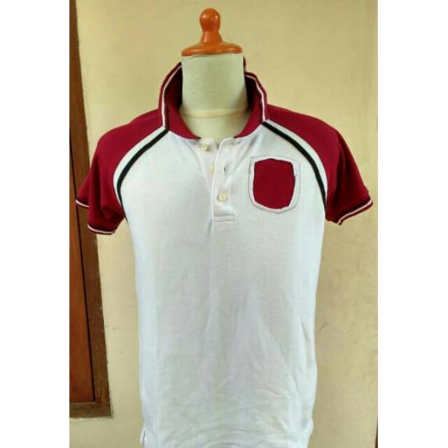 Kaos Berkerah Kombinasi Warna Putih Merah Hitam