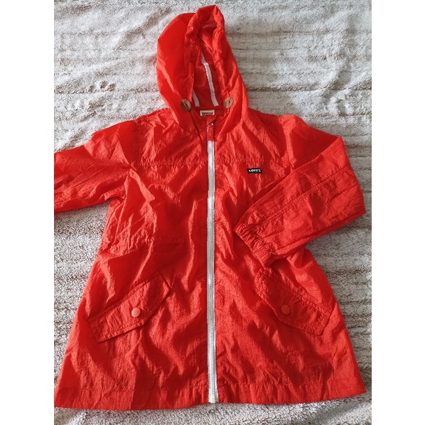 Jaket Running LIKE New dari Levis untuk anak usia 6-7 tahun, terdapat pouch untuk menyimpan jaketnya
