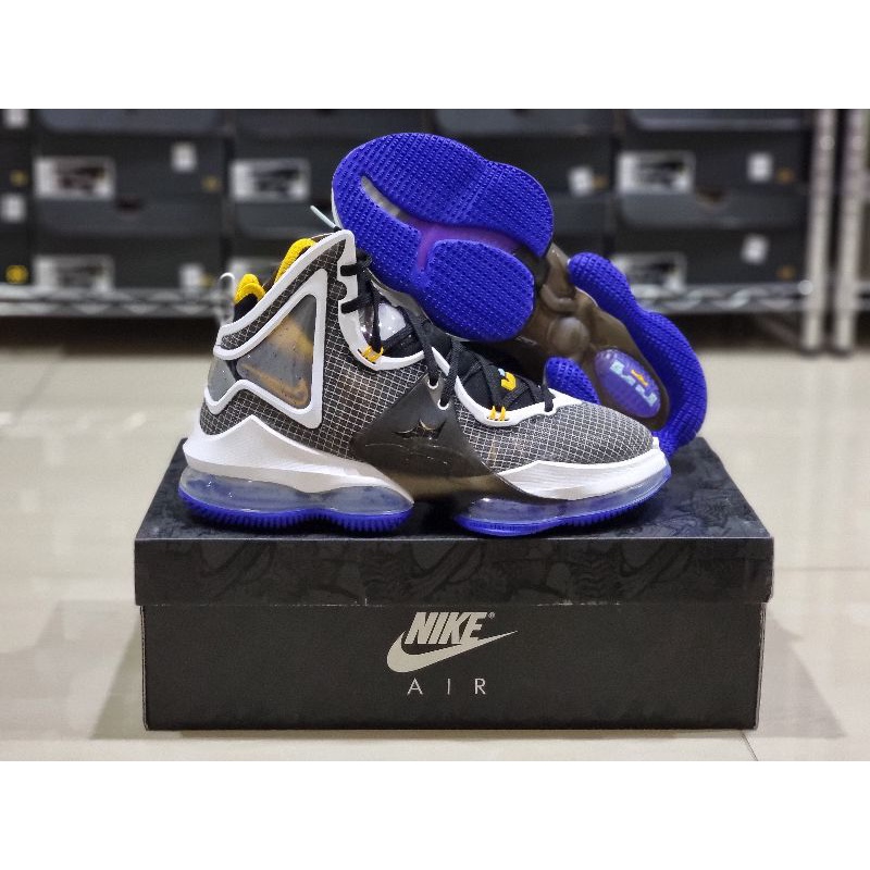 Sneakers pria lebron 19 high black university gold