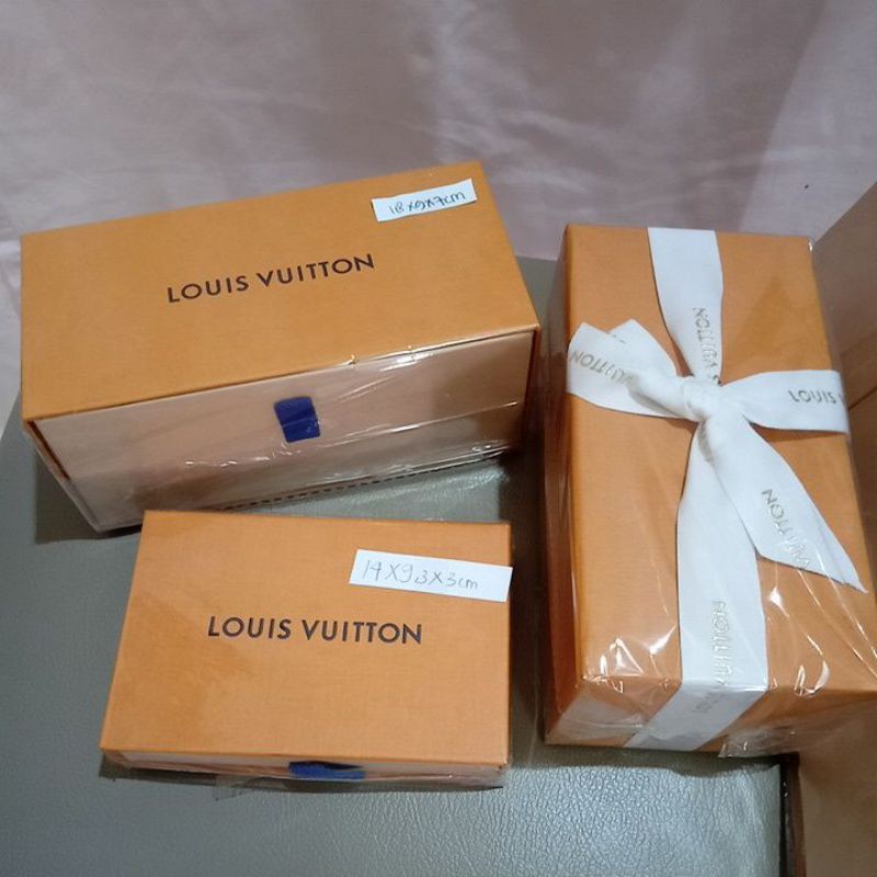 

LOUIS VUITTON GIFT BOX Model Laci (sunglasses / parfum etc)