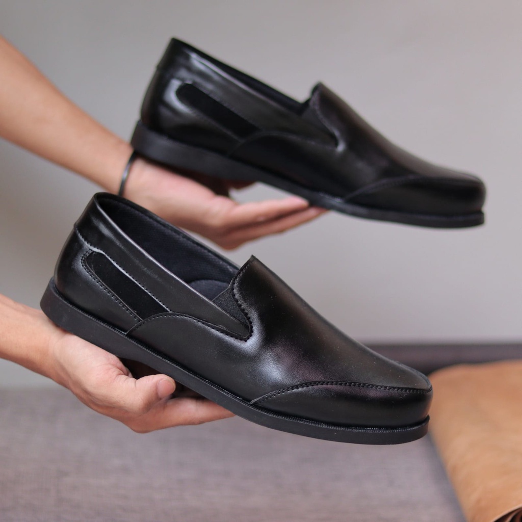 GIJON Sepatu Kasual Slip On Pria Hitam Semi Formal Kulit Pu Sepatu Kerja Kantor Kuliah Simple Murah