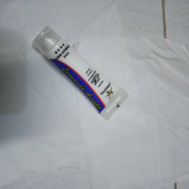Cat acrylic putih