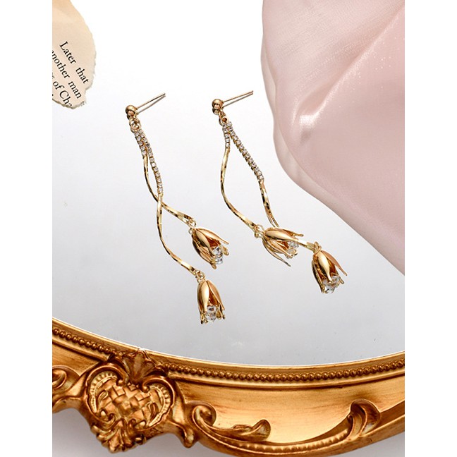 LRC Anting Tusuk Fashion Golden Long Rose Metal Earrings With Diamonds K75944