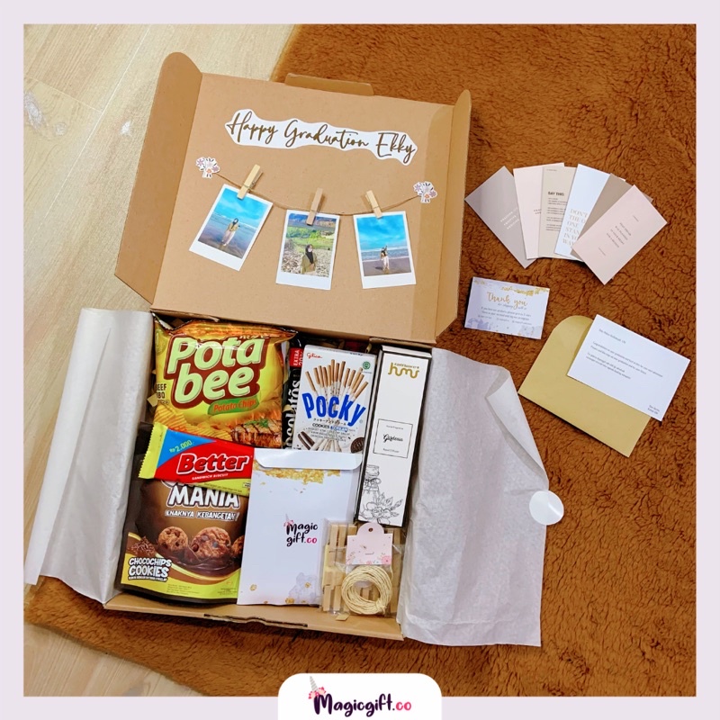 

Hampers Box Snackpol Large ( Snack mix + 1 paket polaroid + wooden clip + tali rami + greating card + postcard + Riasan box + dsb) Kado Aesthetic