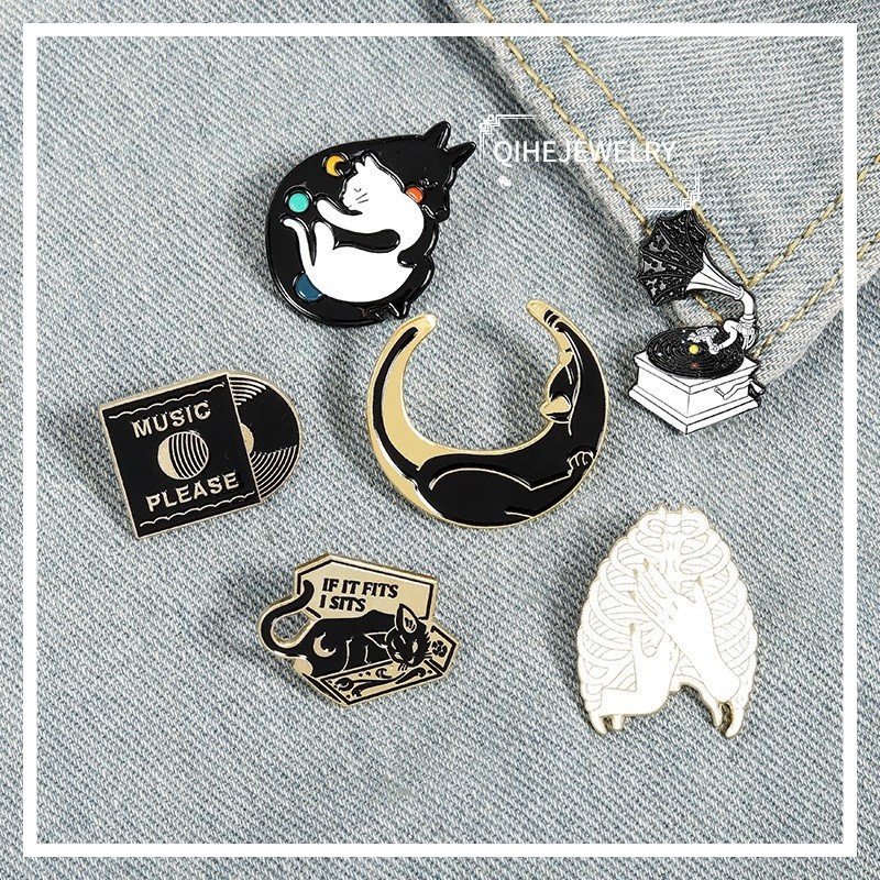 Bros Pin Enamel Desain Kucing Bulan Bintang Gaya Punk Warna Hitam