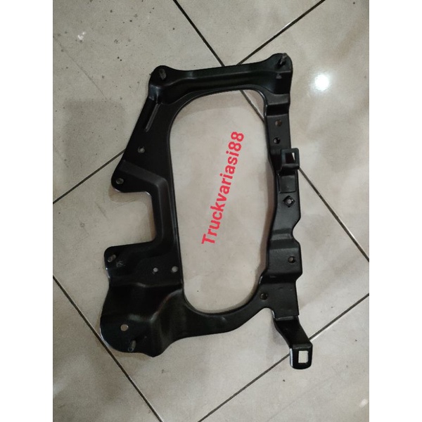 Bracket Dudukan Lampu Depan Truk FUSO Mata Kucing 6D40, 6D22, 8DC
