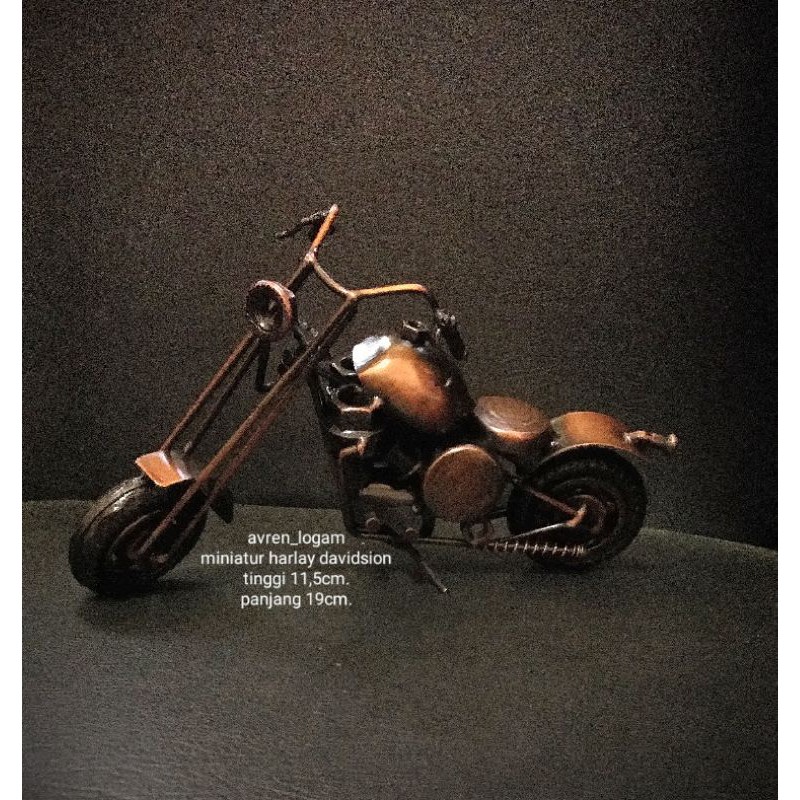miniatur logam harlay warna coklat antik tinggi 11,5cm panjang 19cm.