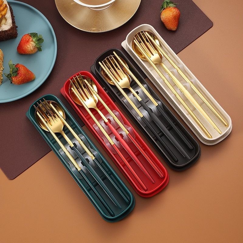 SET PERALATAN MAKAN TRAVELLING DENGAN BOX WARNA GOLD EMAS MEWAH SENDOK GARPU DAN SUMPIT STAINLESS