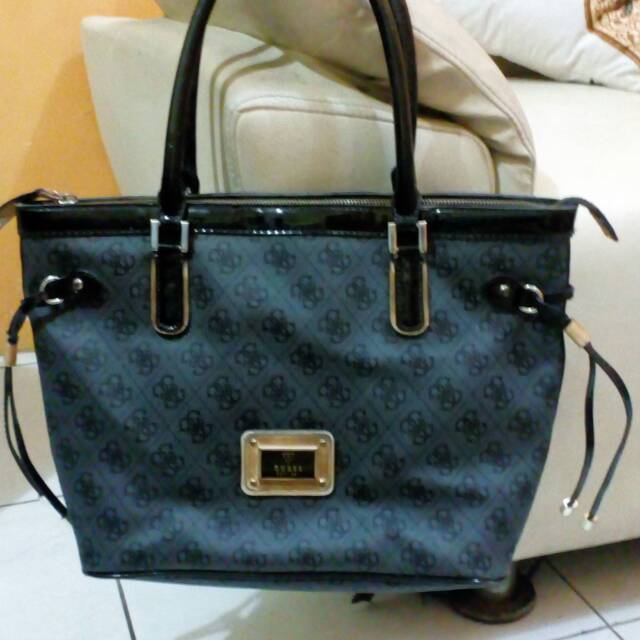 Tas preloved Guess hitam